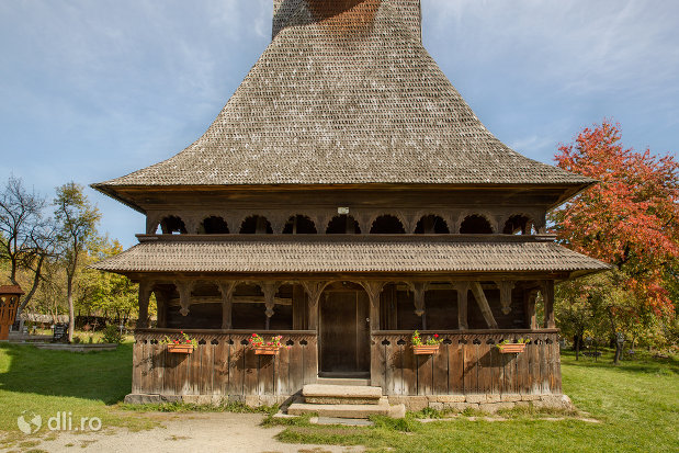 intrare-in-biserica-de-lemn-sfintii-arhangheli-mihail-si-gavril-din-surdesti-judetul-maramures.jpg