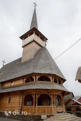 intrare-in-biserica-de-lemn-sfintii-romani-din-dragomiresti-judetul-maramures.jpg