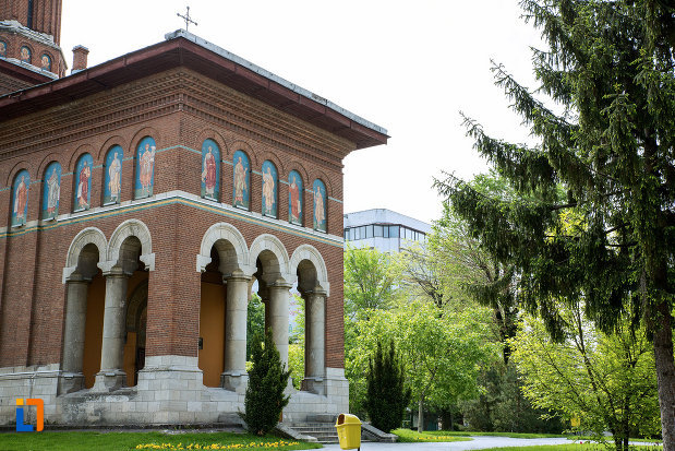 intrare-in-biserica-din-ansamblul-bisericii-sf-treime-din-craiova-judetul-dolj.jpg