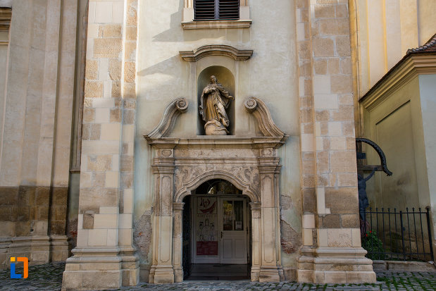 intrare-in-biserica-franciscana-din-cluj-napoca-judetul-cluj.jpg