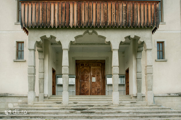 intrare-in-biserica-noua-din-breb-judetul-maramures.jpg