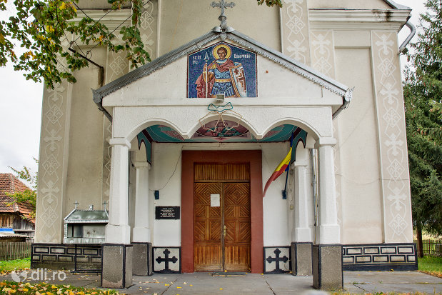 intrare-in-biserica-ortodoxa-din-aciua-judetul-maramures.jpg