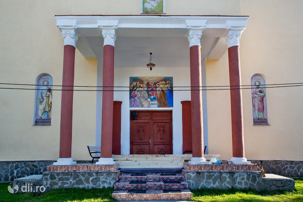 intrare-in-biserica-ortodoxa-din-chiuzbaia-judetul-maramures.jpg