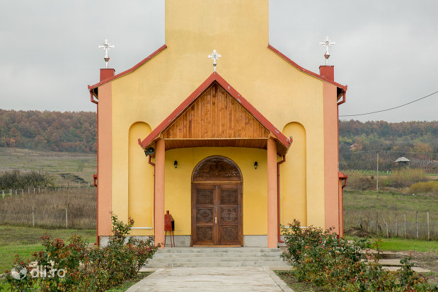 intrare-in-biserica-ortodoxa-din-sarmasag-judetul-salaj.jpg