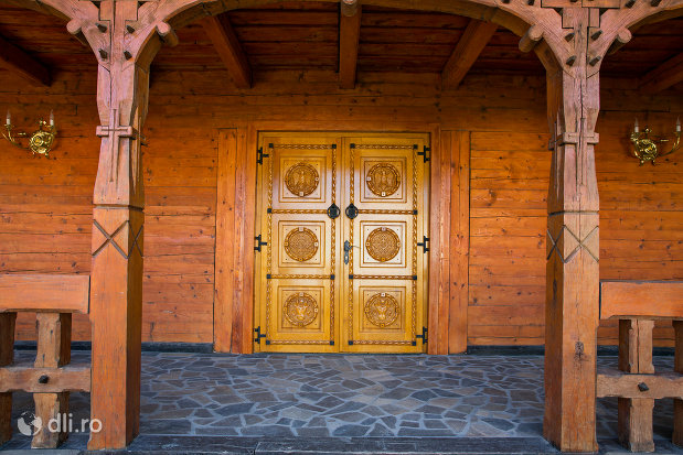 intrare-in-biserica-ortodoxa-din-seini-judetul-maramures.jpg