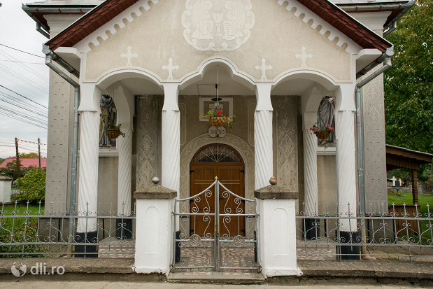 intrare-in-biserica-ortodoxa-din-tautii-magheraus-judetul-maramures.jpg