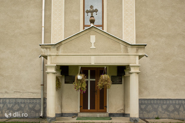 intrare-in-biserica-ortodoxa-sf-apostoli-petru-si-pavel-din-cicarlau-judetul-maramures.jpg