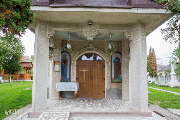 intrare-in-biserica-ortodoxa-sf-emanuil-din-tautii-magheraus-judetul-maramures.jpg