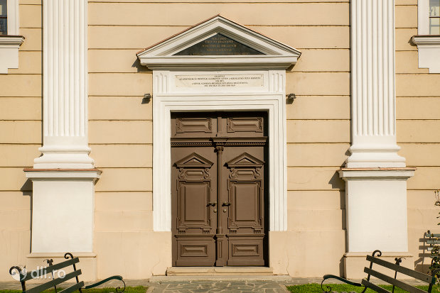 intrare-in-biserica-reformata-olosig-din-oradea-judetul-bihor.jpg