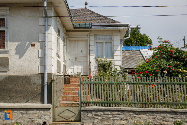 intrare-in-casa-rosu-din-suceava-judetul-suceava.jpg
