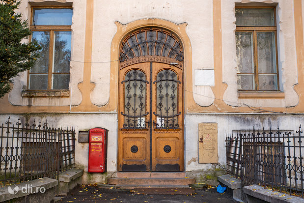 intrare-in-colegiul-reformat-azi-colegiul-national-silvania-din-zalau-judetul-salaj.jpg
