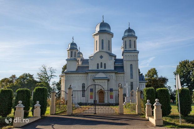 intrare-in-curte-biserica-ortodoxa-din-livada-judetul-satu-mare