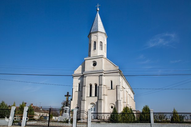 intrare-in-curte-la-biserica-ortodoxa-din-piscolt-judetul-satu-mare.jpg