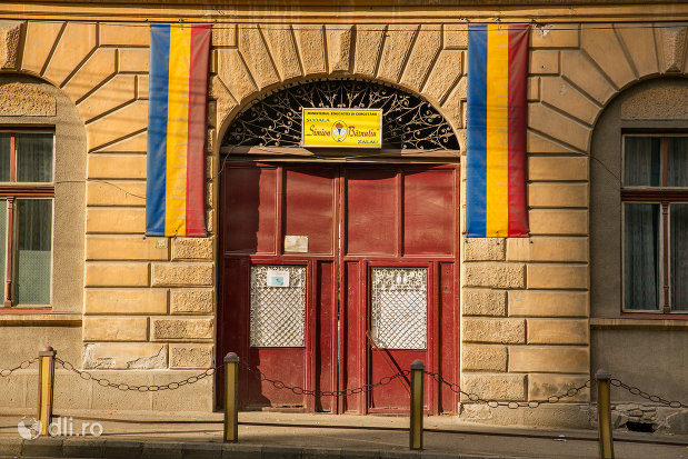 intrare-in-scoala-simion-barnitiu-din-zalau-judetul-salaj.jpg