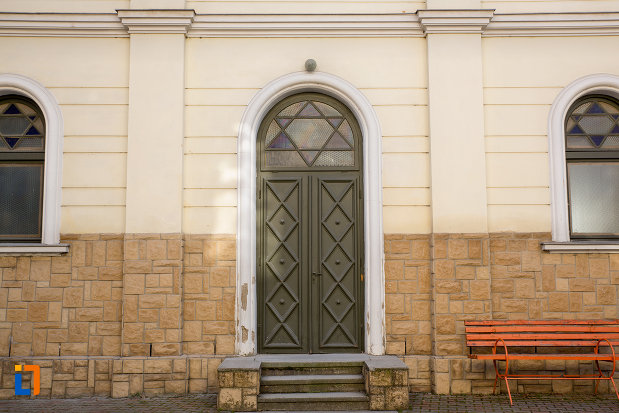 intrare-in-sinagoga-neologa-din-cluj-napoca-judetul-cluj.jpg