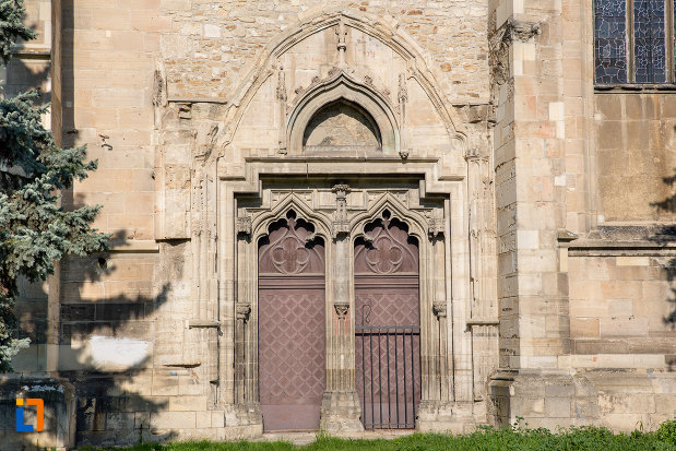intrare-laterala-in-biserica-sfantul-mihail-din-cluj-napoca-judetul-cluj.jpg
