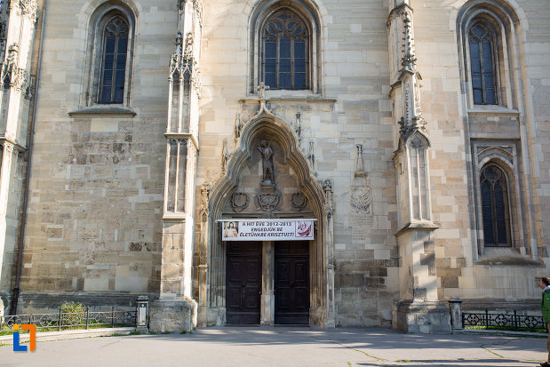 intrarea-din-fata-in-biserica-sfantul-mihail-din-cluj-napoca-judetul-cluj.jpg