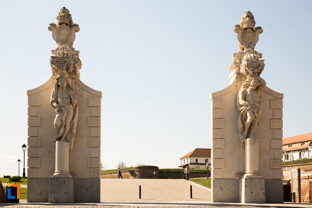 intrarea-din-mijloc-de-la-poarta-a-ii-a-a-cetatii-din-alba-iulia-judetul-alba.jpg