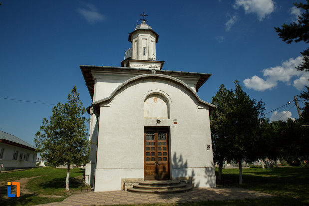 intrarea-in-ansamblul-bisericii-sf-cruce-din-odobesti-judetul-vrancea.jpg