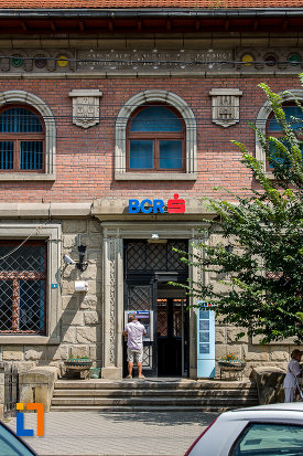 intrarea-in-banca-comerciala-romana-din-campulung-moldovenesc-judetul-suceava.jpg