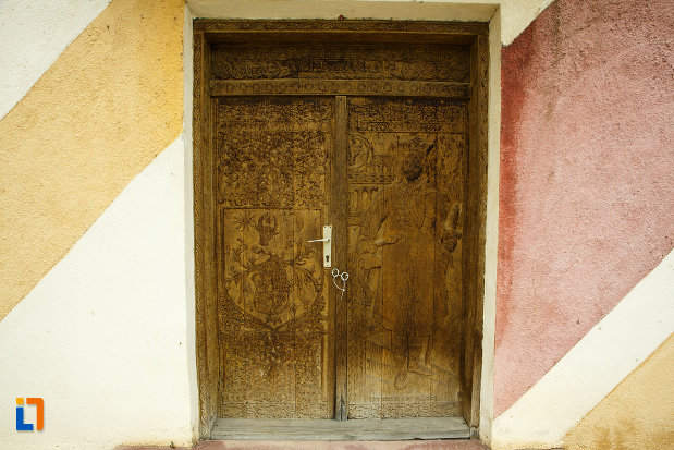 intrarea-in-beciul-domnesc-din-panciu-judetul-vrancea.jpg