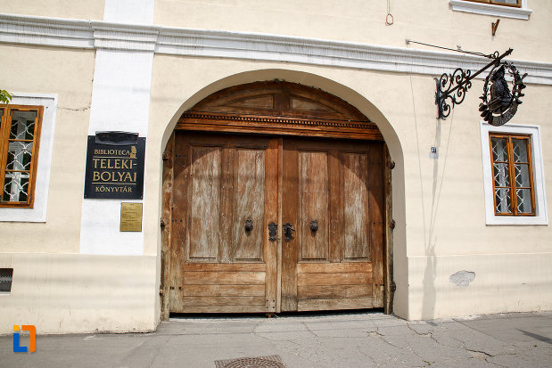 intrarea-in-biblioteca-teleky-bolyai-1799-din-targu-mures-judetul-mures.jpg