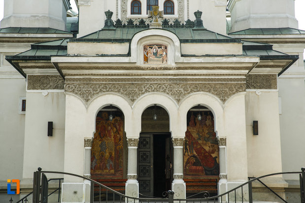 intrarea-in-biserica-adormirea-maicii-domnului-din-dragasani-judetul-valcea.jpg