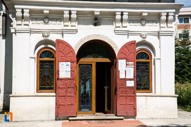 intrarea-in-biserica-adormirea-maicii-domnului-mavrodolu-din-pitesti-judetul-arges.jpg