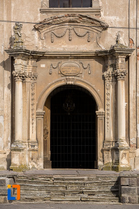 intrarea-in-biserica-armeano-catolica-sf-elisabeta-din-dumbraveni-judetul-sibiu.jpg