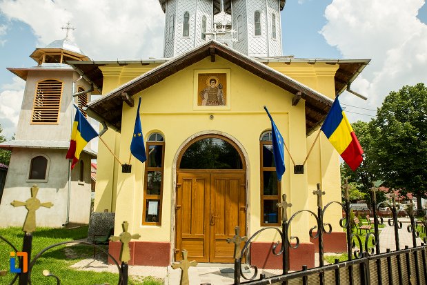 intrarea-in-biserica-buna-vestire-din-patarlagele-judetul-buzau.jpg