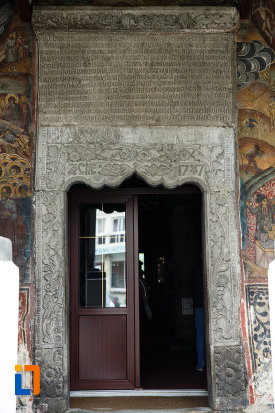 intrarea-in-biserica-buna-vestire-din-ramnicu-valcea.jpg