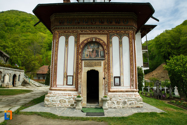 intrarea-in-biserica-de-la-manastirea-turnu-din-pausa-judetul-valcea.jpg