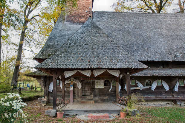 intrarea-in-biserica-de-lemn-din-harnicesti-judetul-maramures.jpg