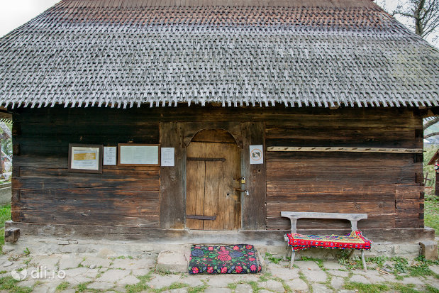 intrarea-in-biserica-de-lemn-din-ieud-judetul-maramures.jpg