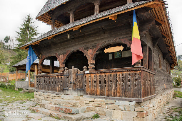 intrarea-in-biserica-de-lemn-sf-arhangheli-din-borsa-judetul-maramures.jpg