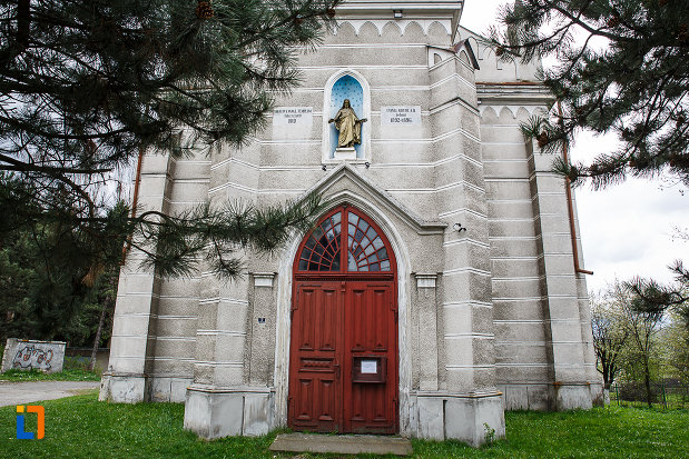 intrarea-in-biserica-evanghelica-din-petrosani-judetul-hunedoara.jpg