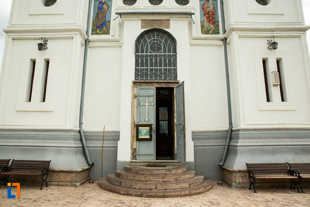 intrarea-in-biserica-grecescu-din-drobeta-turnu-severin-judetul-mehedinti.jpg