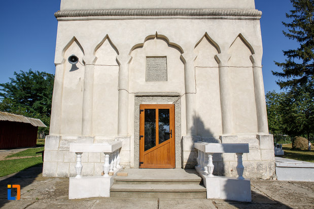 intrarea-in-biserica-ortodoxa-din-salcea-judetul-suceava.jpg