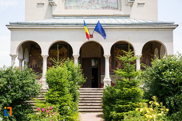 intrarea-in-biserica-ortodoxa-sf-gheorghe-din-racari-judetul-dambovita.jpg