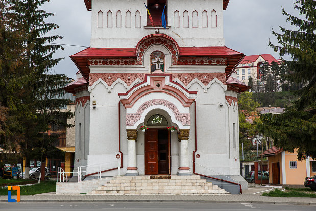 intrarea-in-biserica-ortodoxa-sf-treime-din-petrosani-judetul-hunedoara.jpg