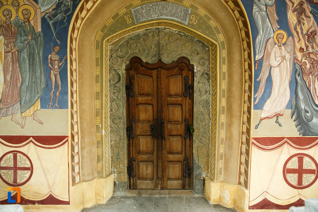 intrarea-in-biserica-ovidenia-din-odobesti-judetul-vrancea.jpg