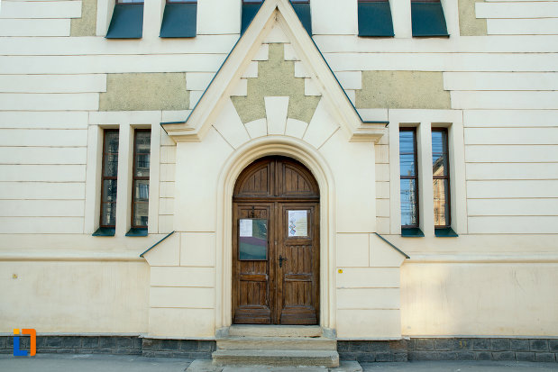 intrarea-in-biserica-reformata-calvina-din-cluj-napoca-judetul-cluj.jpg