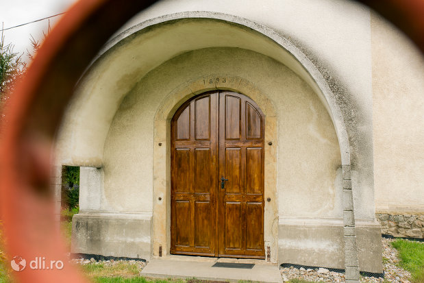 intrarea-in-biserica-reformata-din-tautii-magheraus-judetul-maramures.jpg