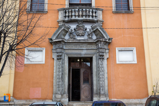 intrarea-in-biserica-romana-catolica-sfanta-treime-din-cluj-napoca-judetul-cluj.jpg