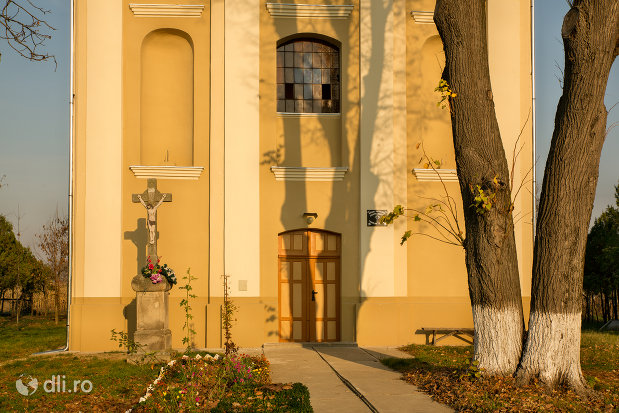 intrarea-in-biserica-romano-carolica-din-adoni-judetul-bihor.jpg