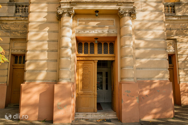 intrarea-in-biserica-romano-catolica-coborarea-sfantului-duh-din-oradea-judetul-bihor.jpg