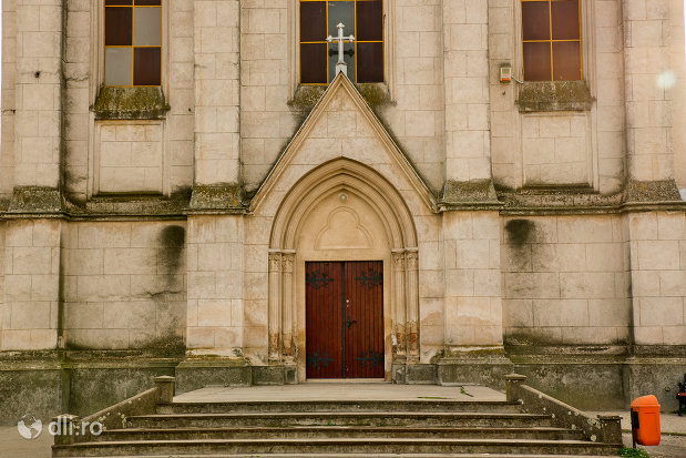 intrarea-in-biserica-romano-catolica-din-valea-lui-mihai-judetul-bihor.jpg