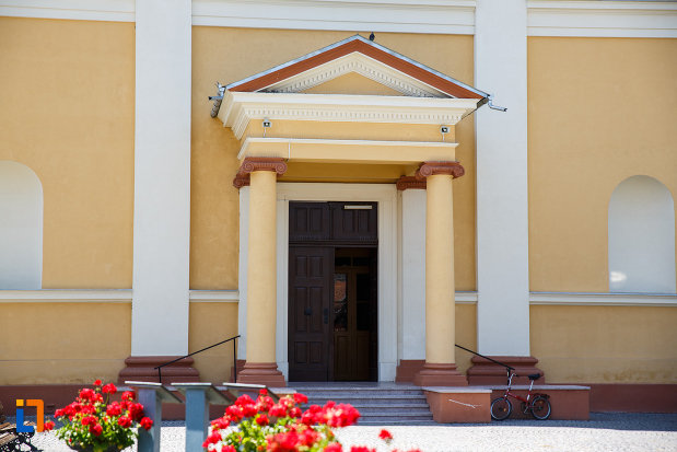 intrarea-in-biserica-romano-catolica-sf-tereza-din-sannicolau-mare-judetul-timis.jpg