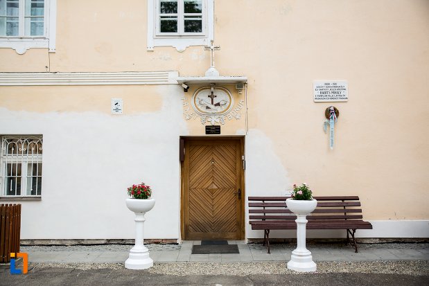 intrarea-in-biserica-romano-catolica-si-manastirea-franciscana-1736-din-fagaras-judetul-brasov.jpg