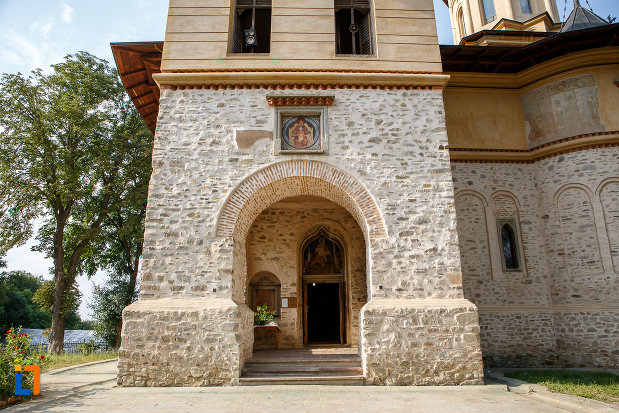 intrarea-in-biserica-sf-gheorghe-mirauti-1391-din-suceava-judetul-suceava.jpg